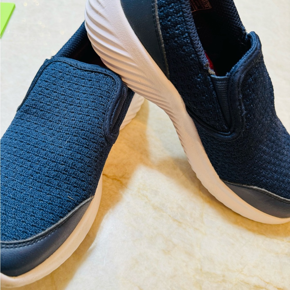 Boys memory foam slip on sketchers size 3.5 EUC